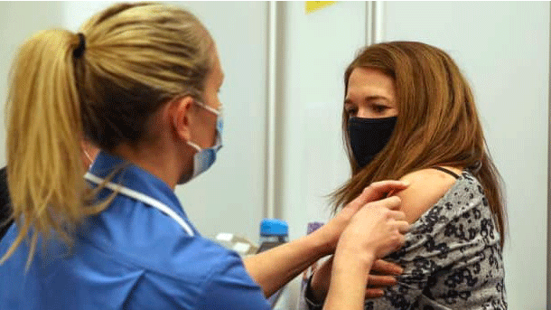 عمليات التطعيم مستمرة بقوة في بريطانيا 