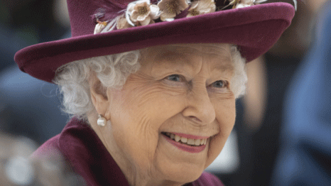 الملكة اليزابيث الثانية مكلة بريطانيا 