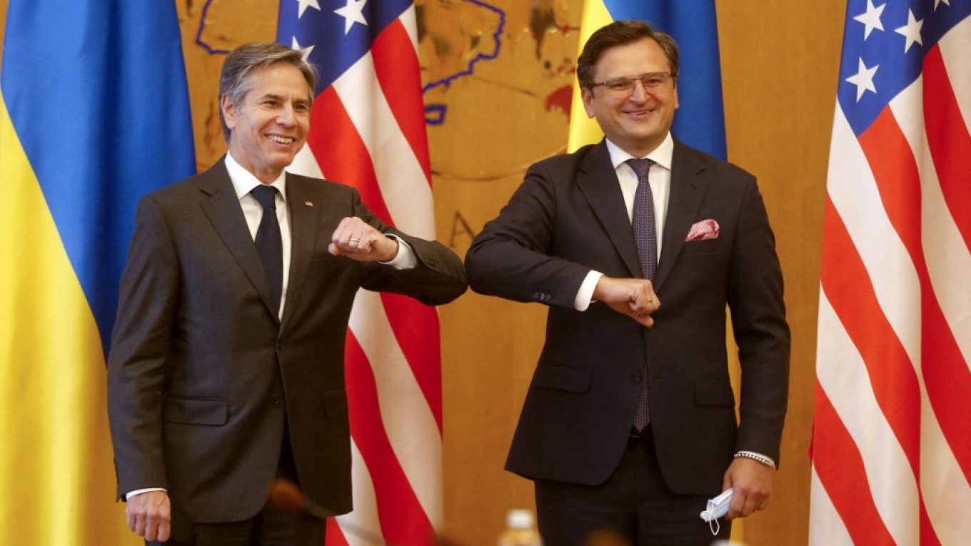 وزير الخارجية الأوكراني دميترو كوليبا (يمين) ووزير الخارجية الأميركي أنتوني بلينكن
