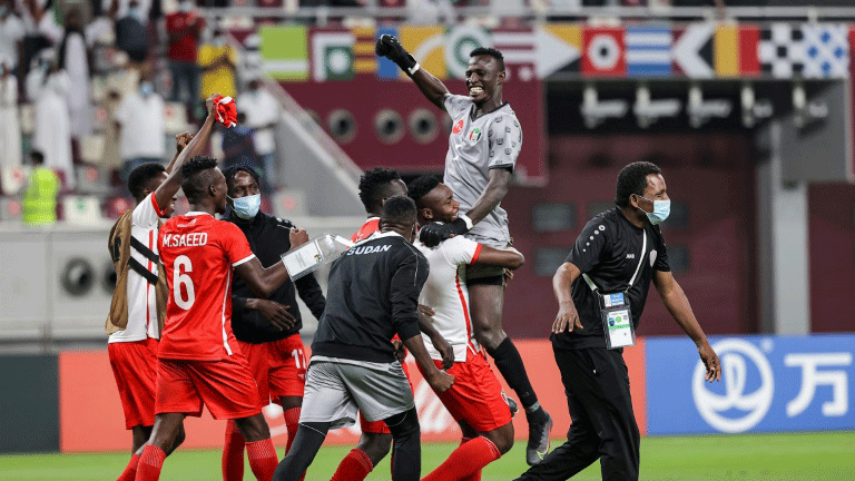 لاعبو منتخب السودان يحتفلون بعد فوزهم على ليبيا والتأهل إلى مسابقة كأس العرب، على ملعب خليفة الدولي في الدوحة، قطر في 19 حزيران/يونيو 2021 