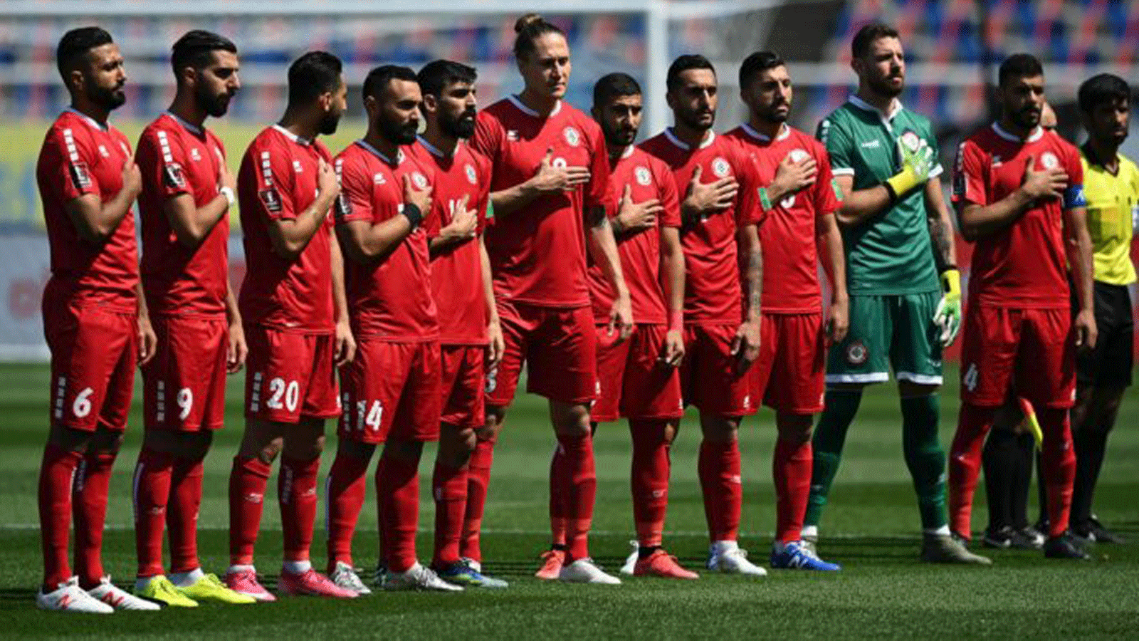 لاعبو لبنان يغنون النشيد الوطني في جويانغ في 5 حزيران/ يونيو 2021