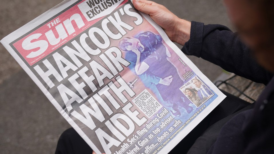 صحيفة ذا صن الشعبية البريطانية نشرت فيديو قبلة الوزير لمساعدته 