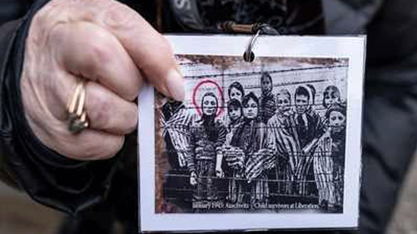 ميريام زيجلر (فريدمان)، الناجية من المحرقة والسجينة السابقة في معسكر الموت النازي، تعرض صورة تاريخية لها ولسجناء آخرين في أوسويسيم. في 26 كانون الثاني/ يناير 2020 