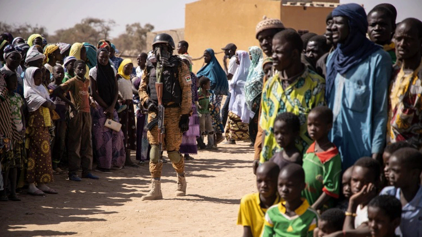 جندي من بوركينا فاسو في دوري، يراقب نقطة الترحيب بالنازحين من شمال البلاد
