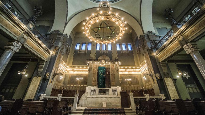 صورة من الأرشيف من داخل كنيس شعار هاشماميم اليهودي المشرقي في القاهرة