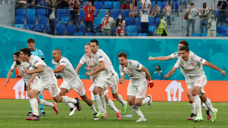 لاعبو اسبانيا يحتفلون بفوزهم بركلات الترجيح على سويسرا في الدور ربع النهائي من كأس أوروبا لكرة القدم في سان بطرسبورغ في 2 تموز/يوليو 2021