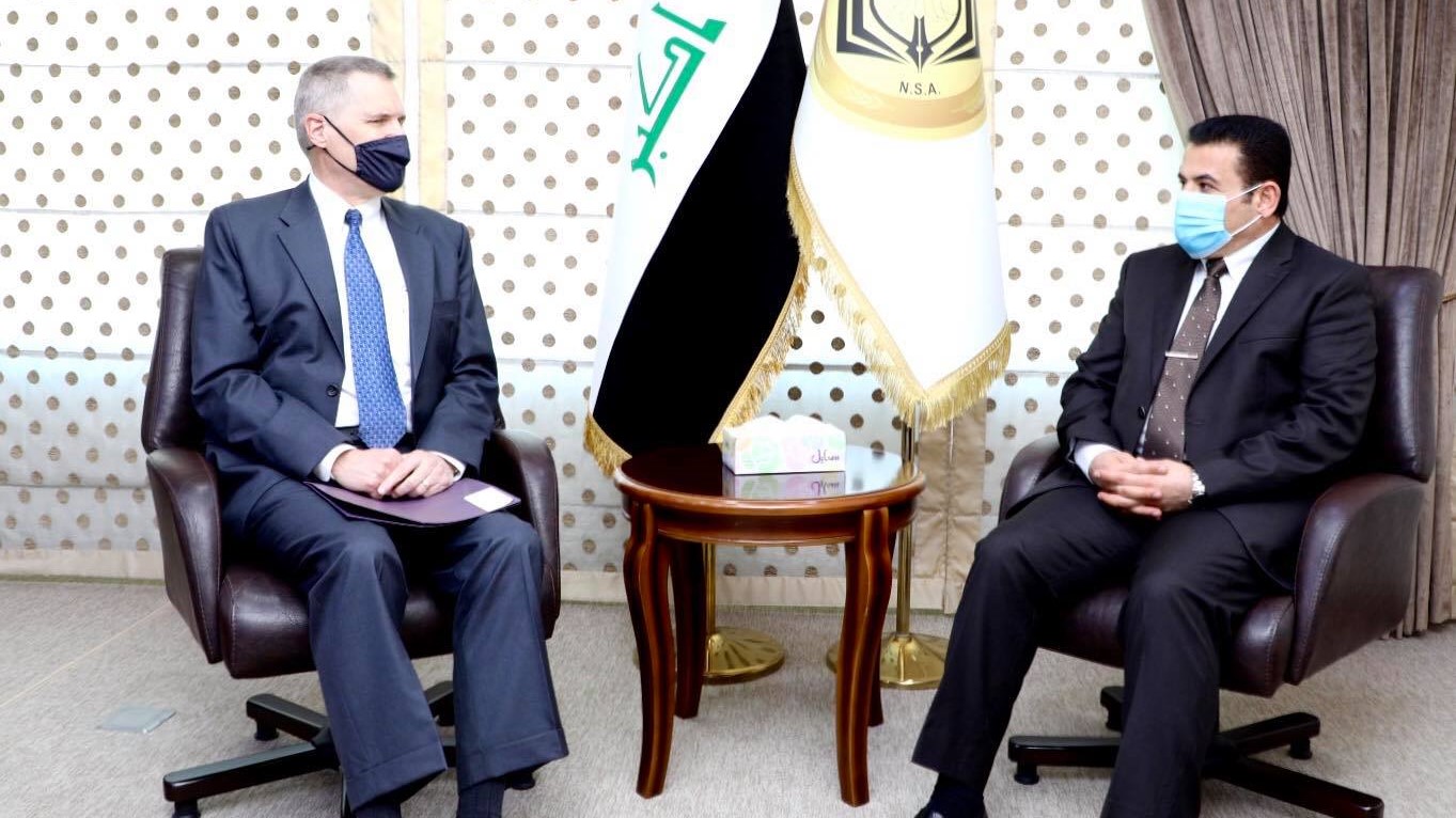 مستشار الامن القومي العراقي قاسم الاعرجي خلال اجتماعه في بغداد الثلاثء مع السفير الاميركي ماثيو تولر