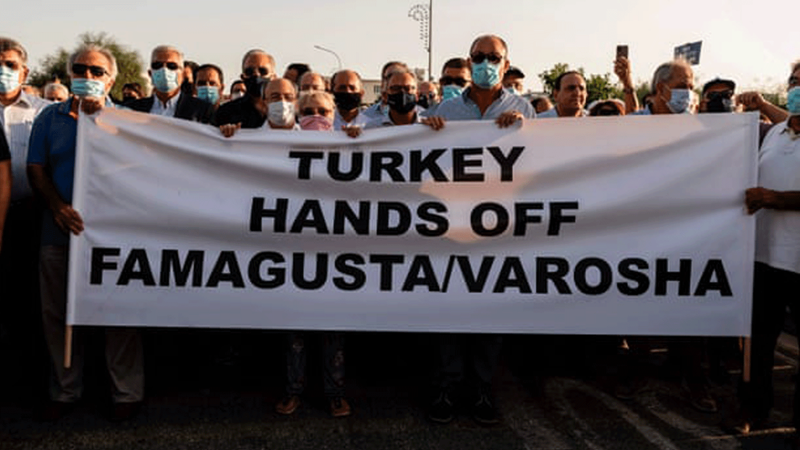 القبارصة اليونانيون يحتجون عند معبر درينيا بعد أن أعادت السلطات التركية فتح فاروشا