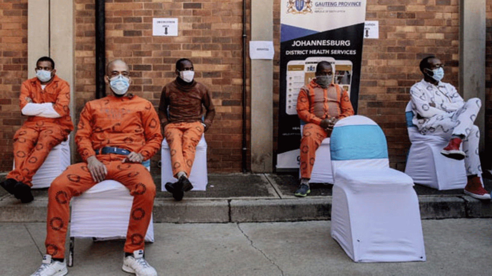 سجناء ينتظرون دورهم للحصول على جرعة من لقاح جونسون & جونسون ضد كوفيد-19 في المركز الإصلاحي المتوسط ​​في جوهانسبرج بتاريخ 20 تموز/ يوليو 2021