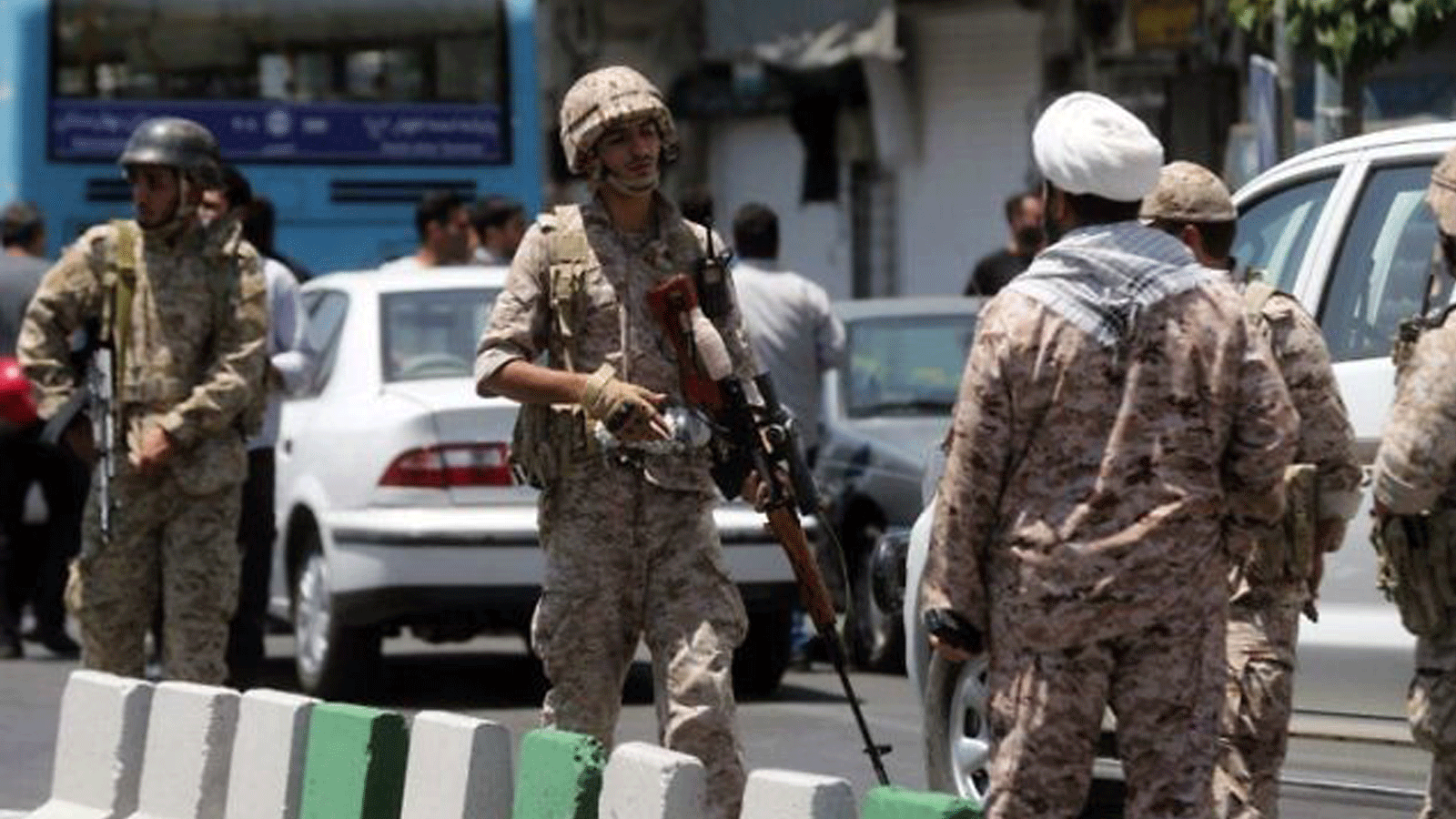 عناصر من الحرس الثوري الإيراني يؤمنون المنطقة خارج البرلمان الإيراني خلال هجوم على المجمع في العاصمة طهران في 7 حزيران / يونيو 2017.