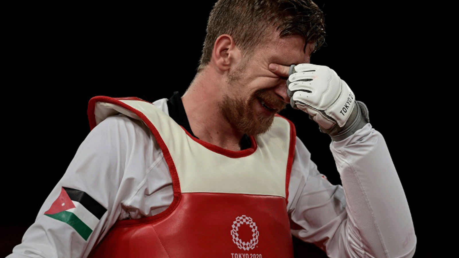 الاردني صالح الشرباتي يبكي بعد تأهله الى نهائي مسابقة التايكواندو لوزن -80 كلغ في أولمبياد طوكيو في 26 نموز/يوليو 2021