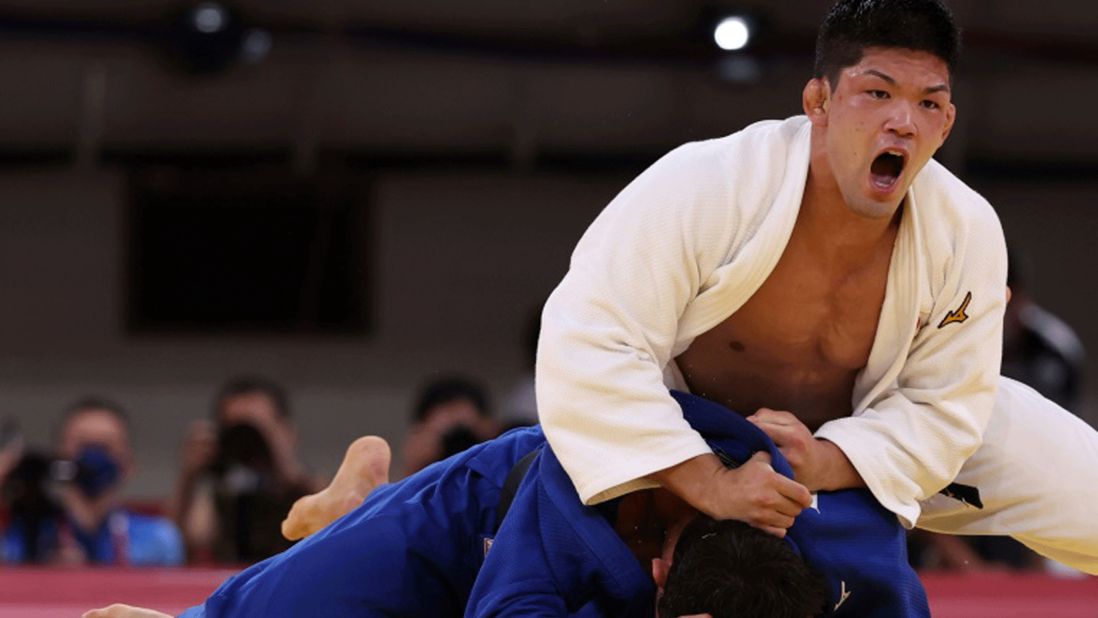 الياباني شوهي أونو يفوز بذهبية وزن -73 كلغ في منافسات الجودو. الاثنين أمام الجورجي لاشا شافداتواشفيلي في طوكيو بتاريخ 26 تموز/يوليو 2021