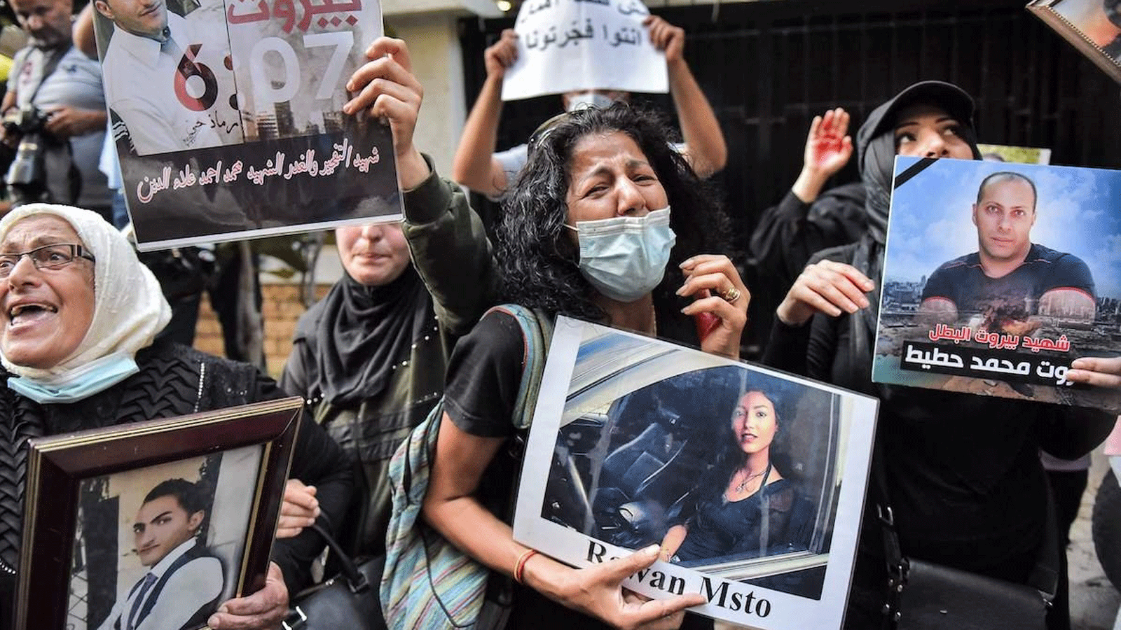 متظاهرون مع أهالي ضحايا الإنفجار في بيروت رددوا هتافات خلال مظاهرة خارج مقر إقامة وزير الداخلية اللبناني في قريطم غربي بيروت. بتاريخ 13 تموز/ يوليو 2021