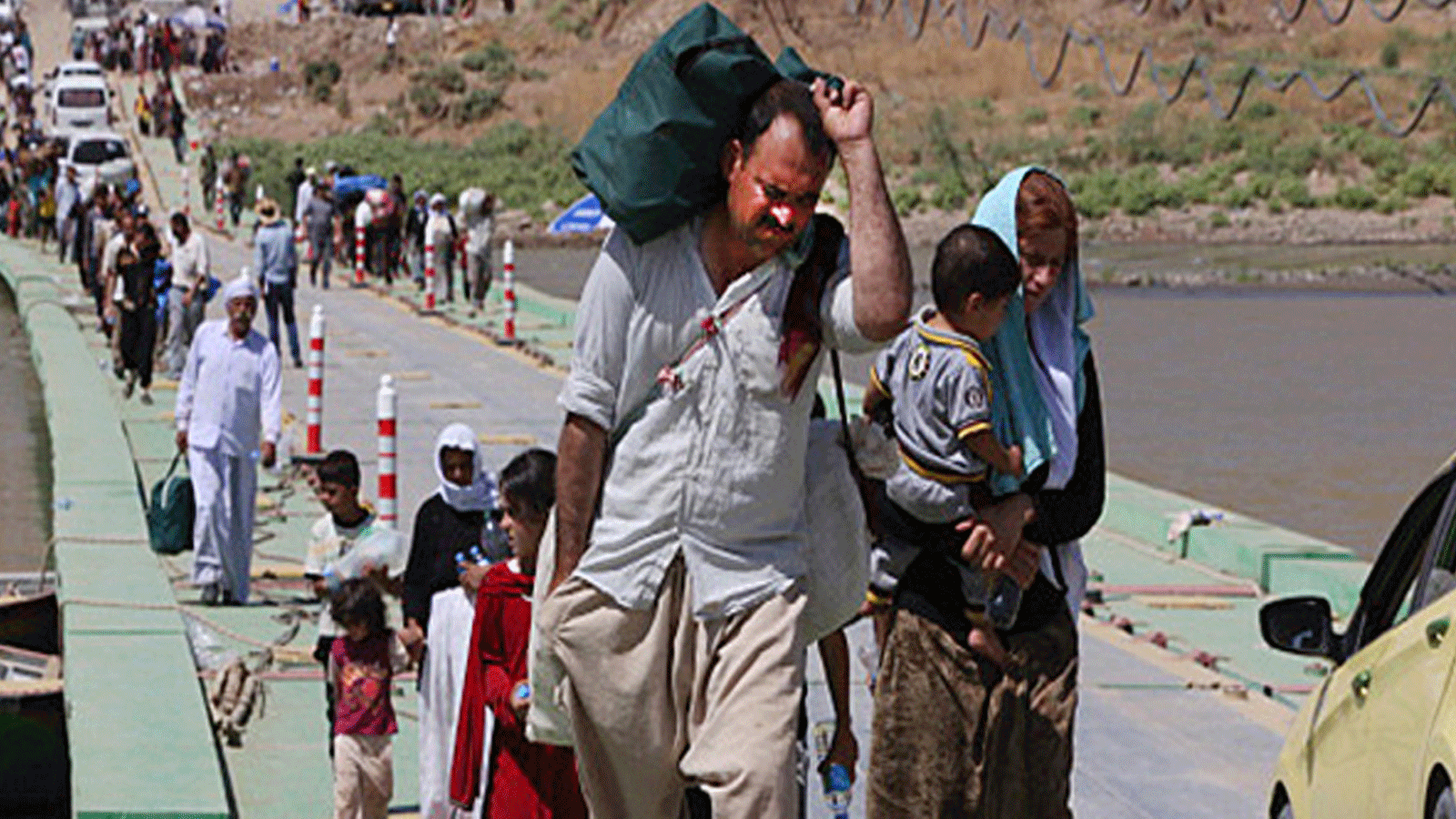  نازحون عراقيون من الطائفة الأيزيدية يعبرون الحدود العراقية السورية في 11 آب/أغسطس 2014