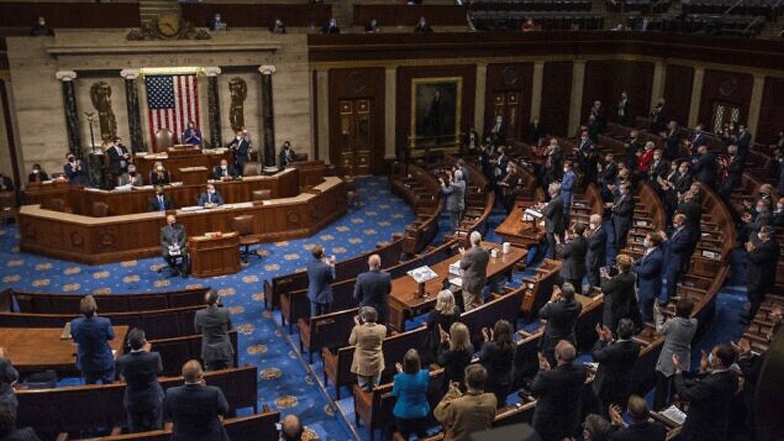 رئيسة مجلس النواب الأمريكي نانسي بيلوسي تترأس جلسة مشتركة مستأنفة للكونغرس في غرفة مجلس النواب في 6 كانون الثاني/يناير 2021 في واشنطن.