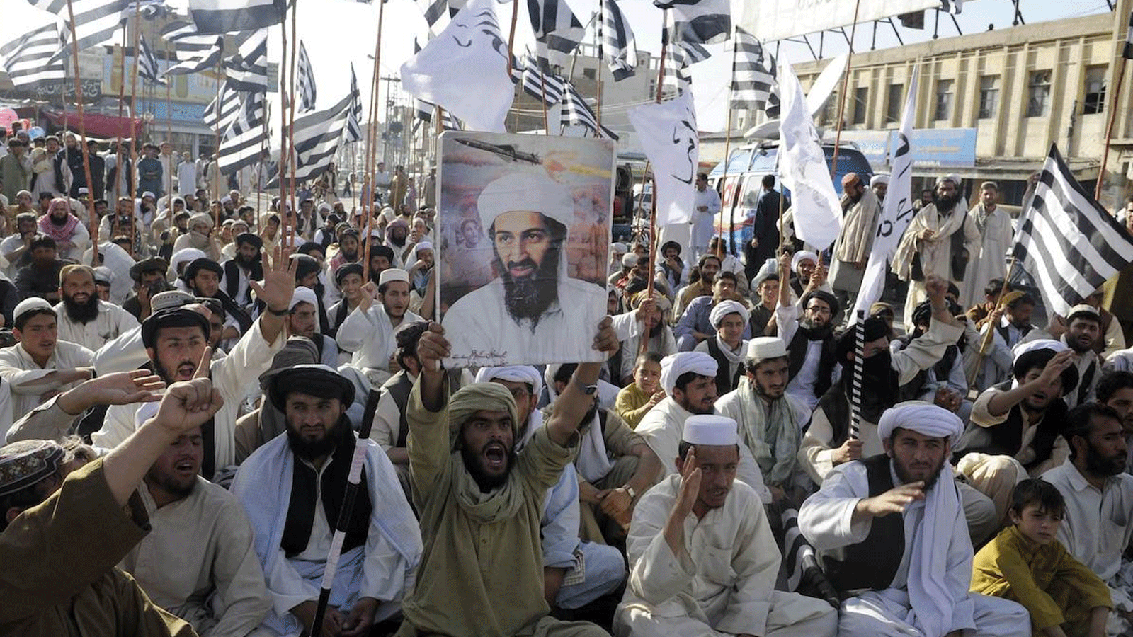 أنصار حزب جمعية علماء الإسلام المتشدد الموالي لطالبان (JUI-N) يرددون شعارات مناهضة للولايات المتحدة خلال مظاهرة في كويتا (باكستان) في 2 أيار/مايو 2011 بعد مقتل أسامة بن لادن