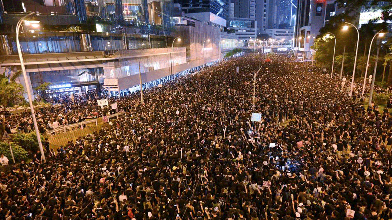 مئات الآلاف من المتظاهرين في شوارع هونغ كونغ في 16 يونيو / حزيران 2019 رفضاً للقوانين المفروضة من الصين