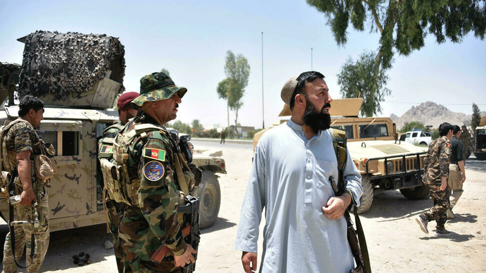 أفراد الأمن الأفغان يقفون على طول الطريق وسط القتال الدائر بين قوات الأمن الأفغانية ومقاتلي طالبان في قندهار. بتاريخ 9 تموز/ يوليو 2021