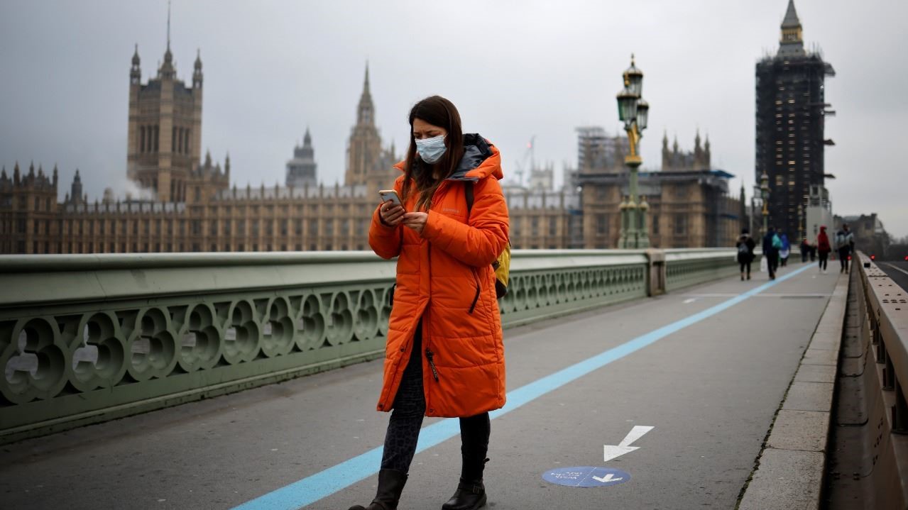 امرأة تمشي على جسر ويستمنستر في وسط لندن في 8 يناير 2021