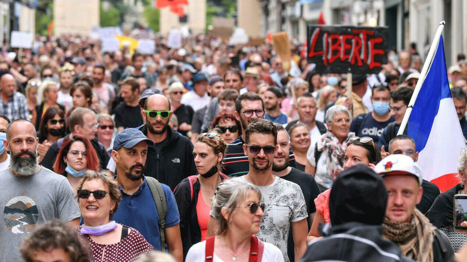 متظاهرون يرفعون لافتات احتجاج في المدن الفرنسية ضد 