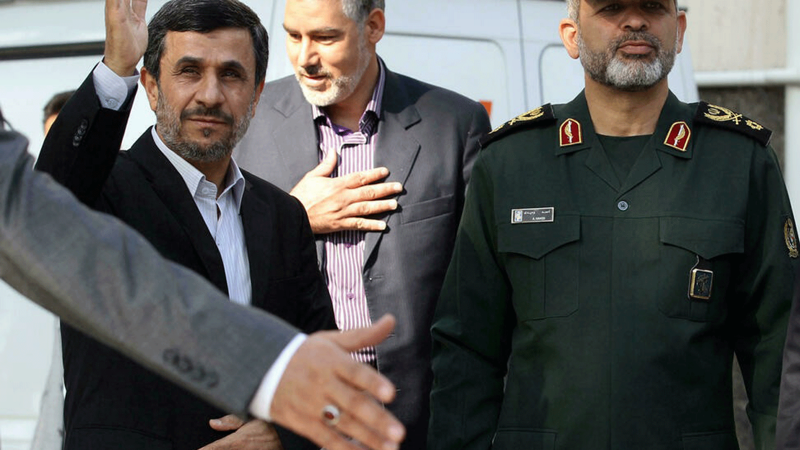 أحمد وحيدي (إلى اليمين) وزيرا للدفاع إلى جانب الرئيس الإيراني الأسبق محمود أحمدي نجاد في طهران بتاريخ 1 أيلول/سبتمبر 2012 