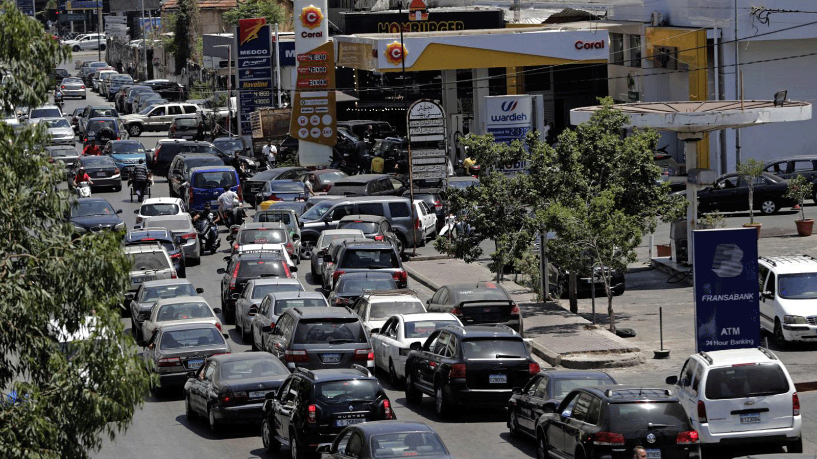 اصطفاف المركبات للحصول على الوقود في محطة بنزين في العاصمة اللبنانية بيروت في 11 يونيو / حزيران 2021