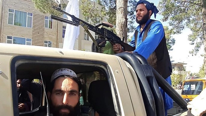 مقاتلان من طالبان يستعرضان القوة في شوارع هرات 