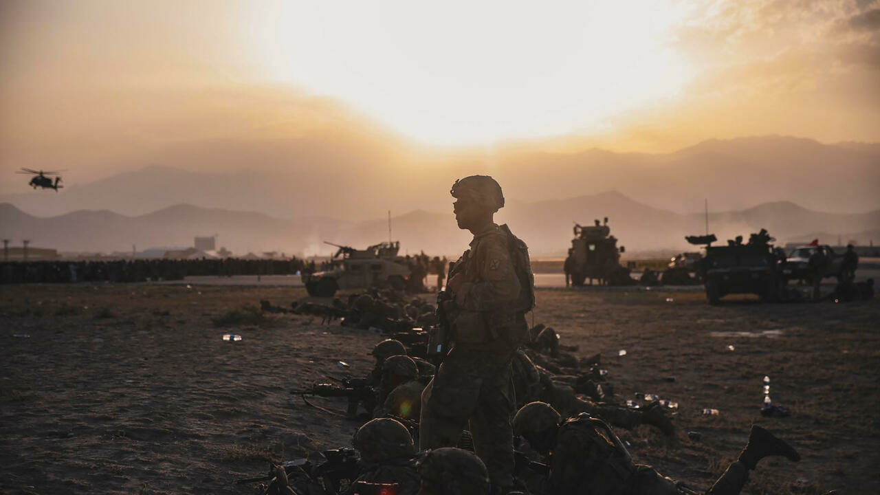 جنود أميركيون يقومون بالحراسة في مطار حامد كرزاي الدولي في كابول في 16 آب/أغسطس 2021