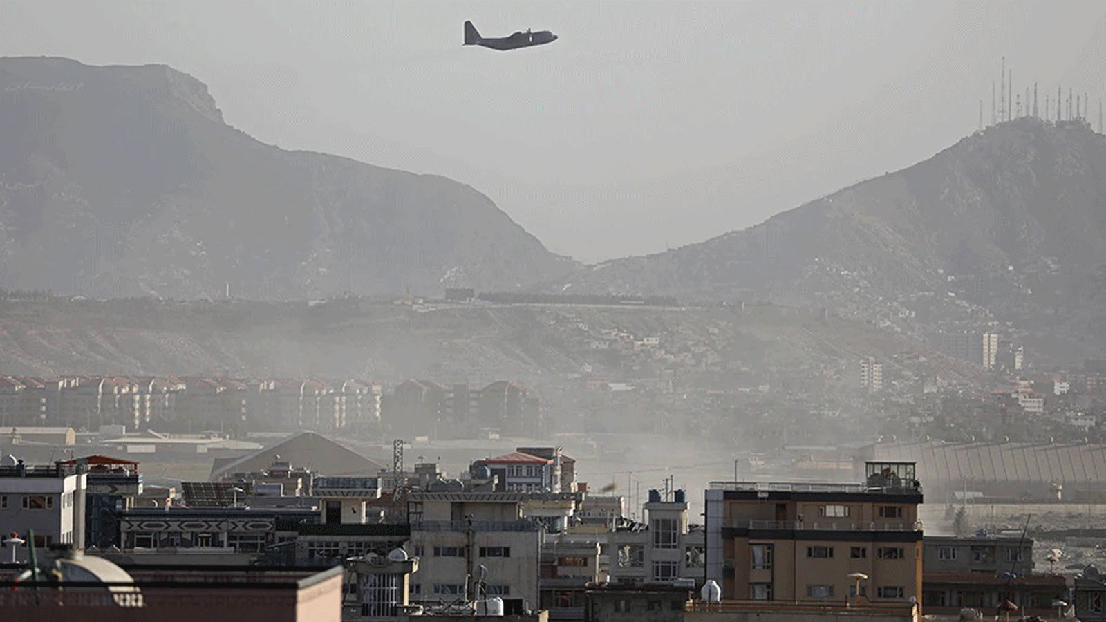 طائرة عسكرية تقلع من المطار العسكري في كابول في 27 آب/ أغسطس 2021، حيث قال البنتاغون إن إجلاء عشرات الآلاف من الأشخاص من أفغانستان لا يزال يواجه المزيد من الهجمات المحتملة مثل التفجير الذي أودى بحياة العشرات من الأشخاص خارج مطار كابول.