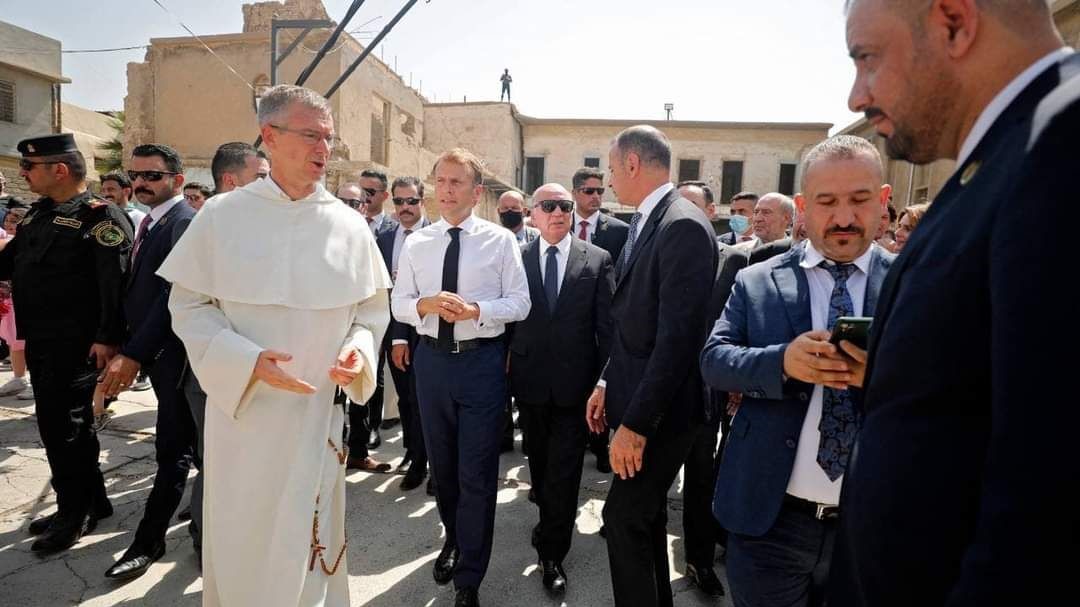 ماكرون خلال زيارته لكنيسة الساعة في الموصل الاحد 29 آب أغسطس 2021(الوكالة الوطنية) 