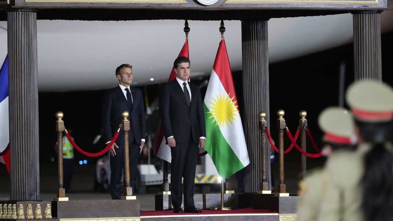 نجيرفان بارزاني مستقبلا ماكرون في اربيل فجر الاحد 29 آب أغسطس 2021 (الصورة من حساب رئيس الاقليم على تويتر)