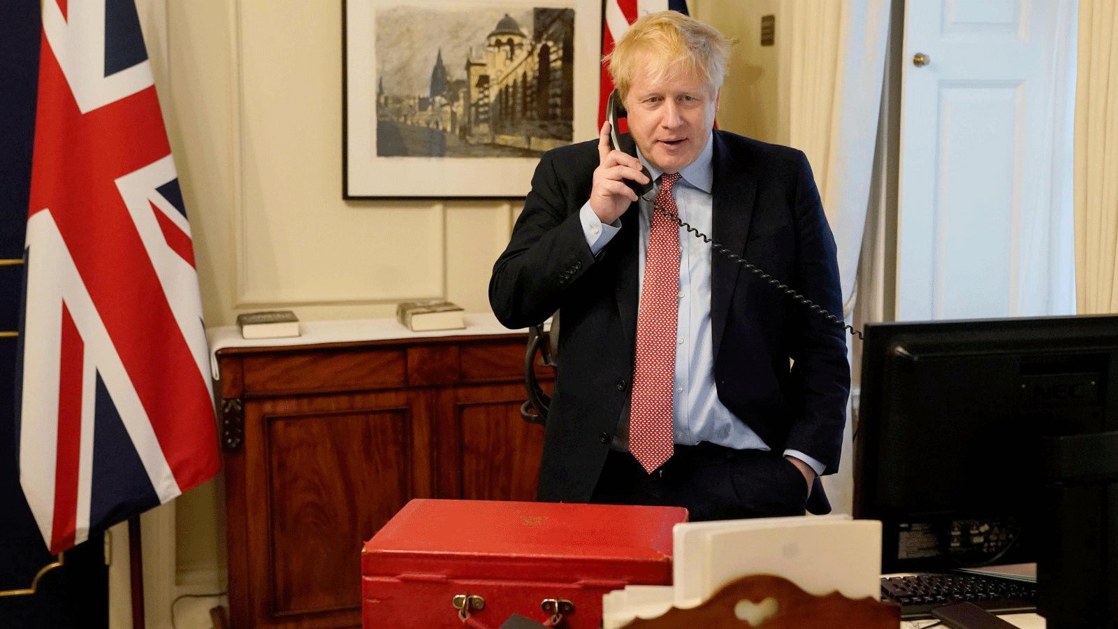 رئيس الوزراء البريطاني بوريس جونسون في حديثه الأسبوعي مع الملكة إليزابيث الثانية. في مكتبه في 10 داونينج ستريت، الأربعاء 25 آذار/ مارس 2020