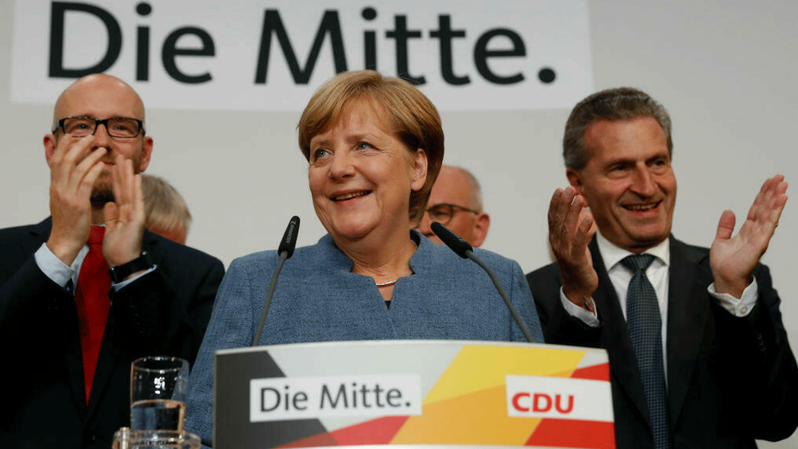 المستشارة الألمانية وزعيمة حزب الاتحاد الديمقراطي المسيحي، أنجيلا ميركل، تخاطب أنصارها بعد بث نتائج استطلاعات الرأي على شاشة التلفزيون العام في مقر الحزب في برلين في 24 أيلول/ سبتمبر 2017