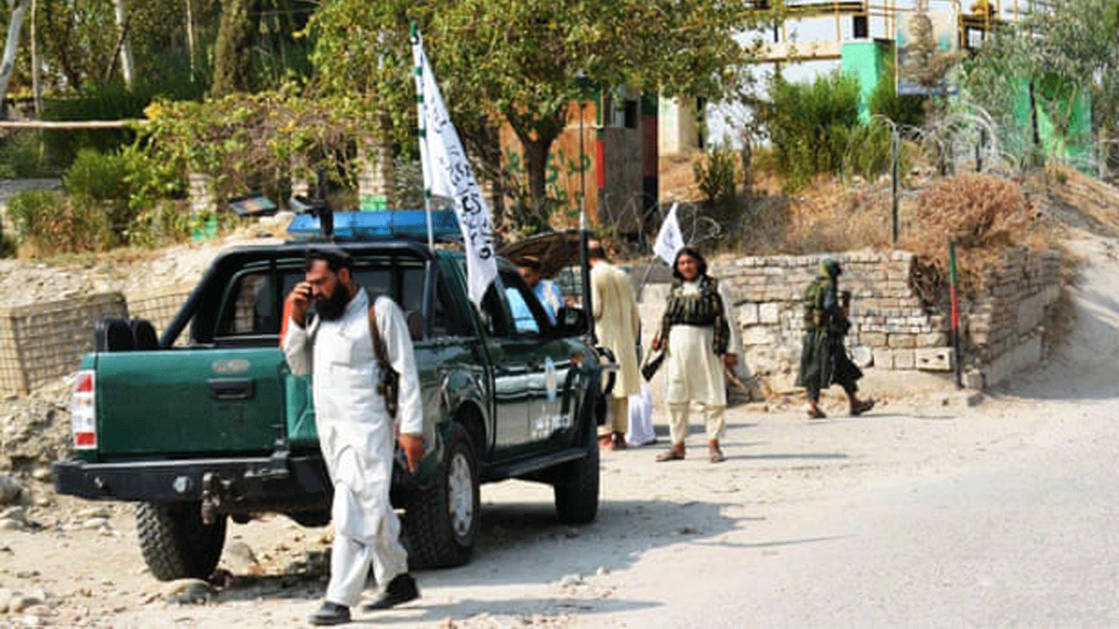 عناصر من طالبان في دورية بالقرب من موقع انفجار في جلال آباد العاصمة الإقليمية لإقليم ننجرهار بشرق أفغانستان.