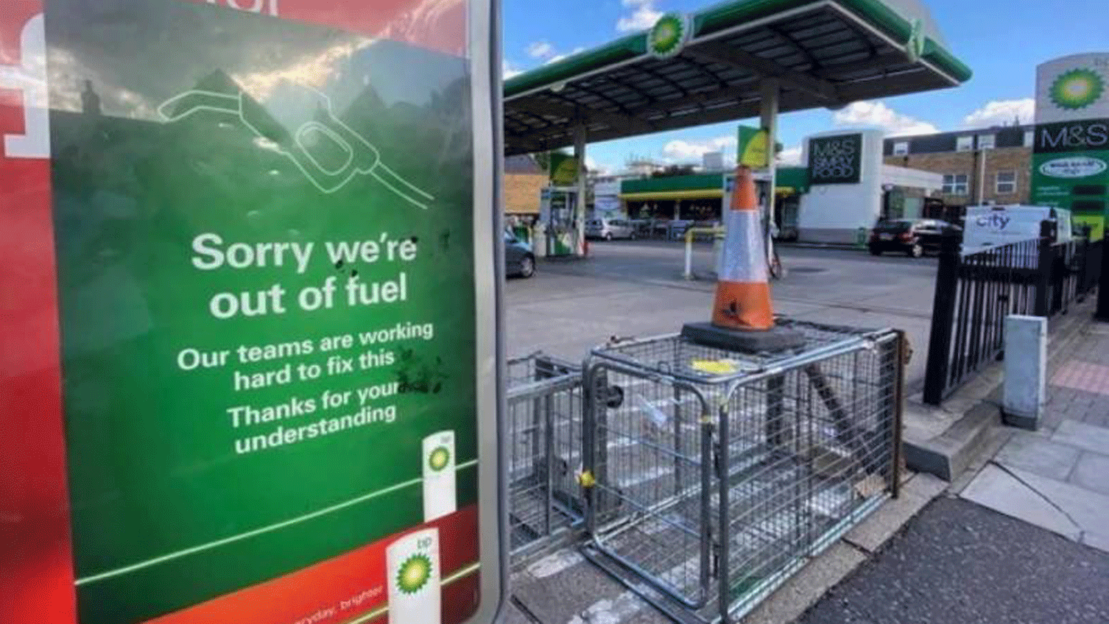 محطة وقود مقفلة في بريطانيا مع لافتة تقول 