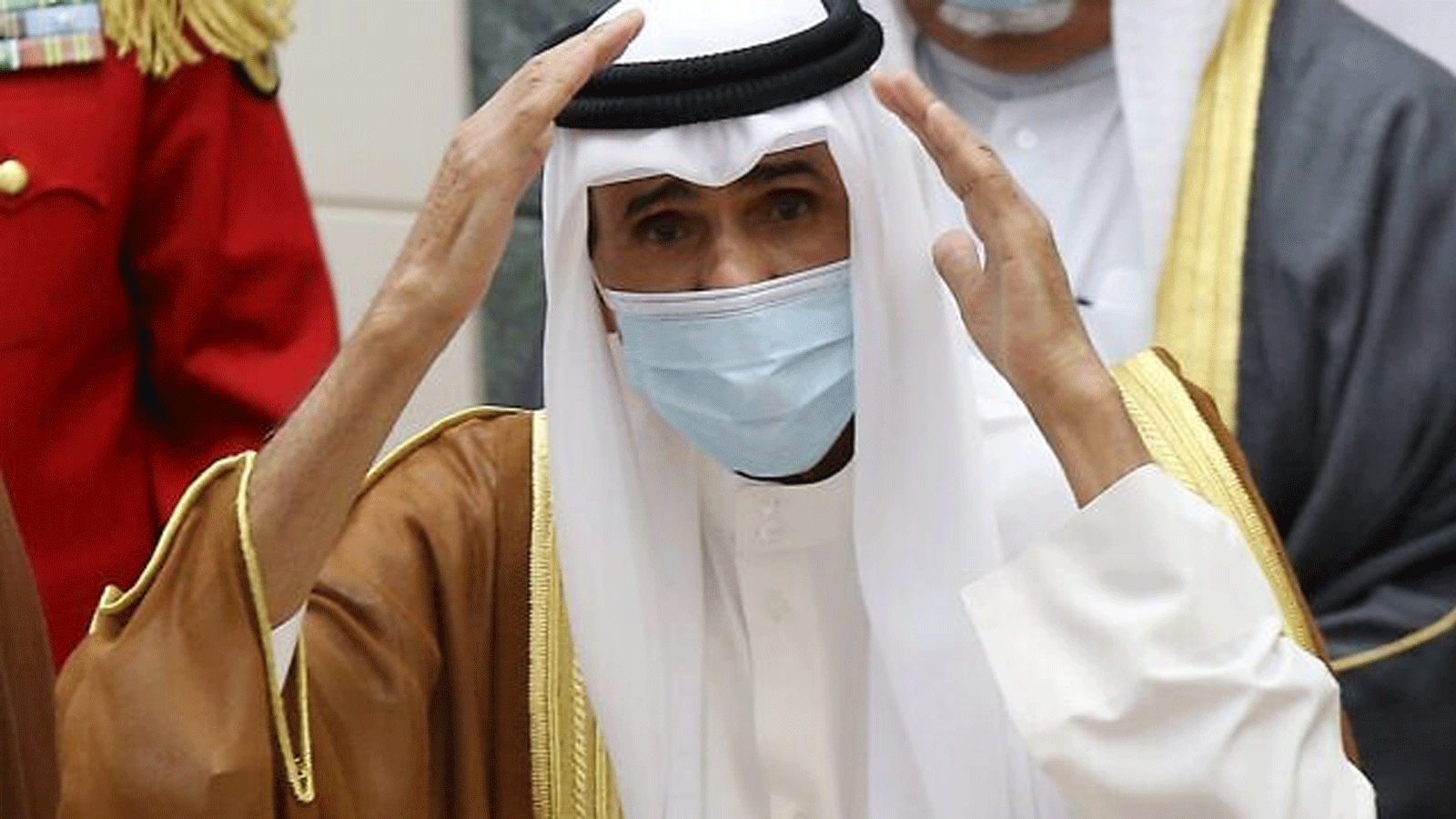 الشيخ نواف الأحمد الصباح يحيي الحضور بعد تأدية اليمين الدستورية في مجلس الأمة في مدينة الكويت. 30 أيلول/ سبتمبر 2020.