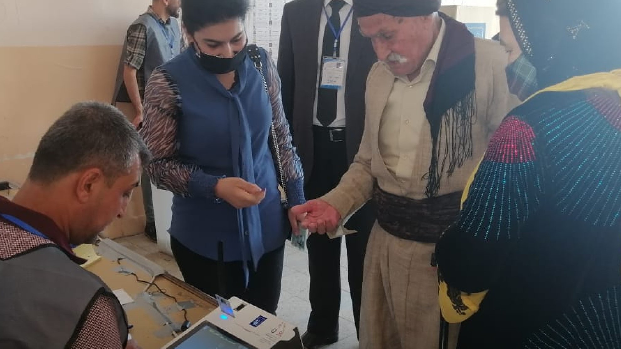 مواطنون يدلون باصواتهم في كركوك اليوم في الانتخابات العراقية المبكرة