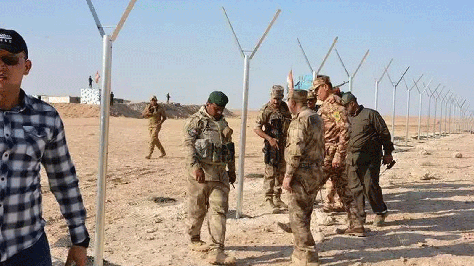 أفراد وفنيون أمنيون عراقيون يتابعون التقدم المحرز في بناء السياج المعدني على طول الحدود العراقية السورية في تشرين الأول / أكتوبر 2018. (صورة من إعلام قوات حرس الحدود العراقية)