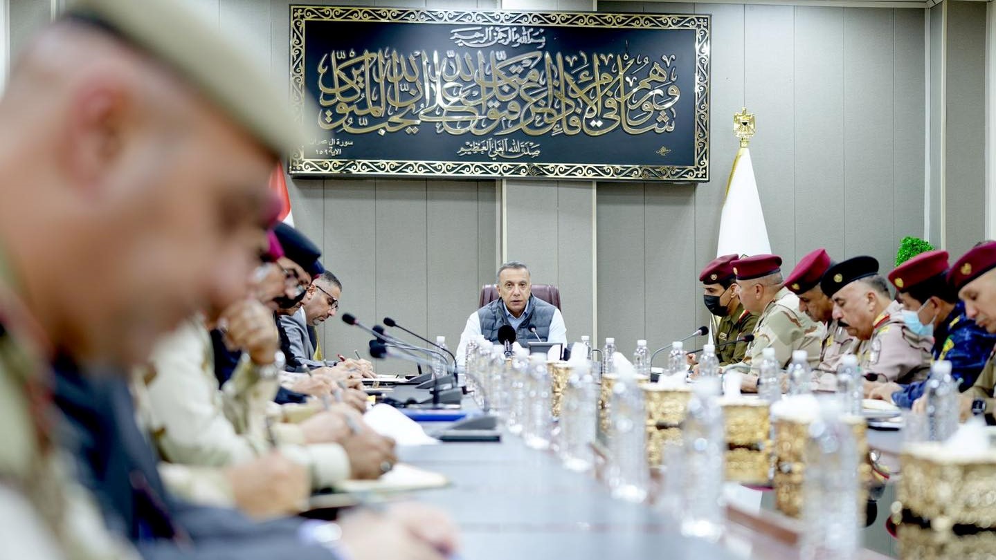 الكاظمي خلال اجتماعه الخميس مع القادة الامنيين العراقيين