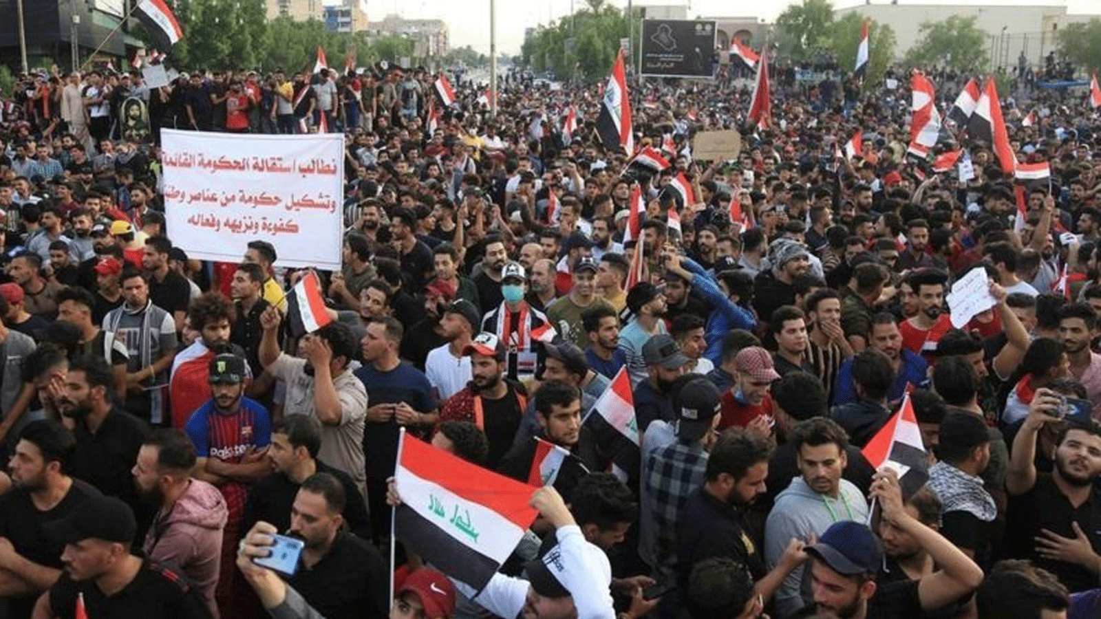 متظاهرون عراقيون ينتفضون ضد الفساد في تشرين الاول/ أكتوبر 2019 