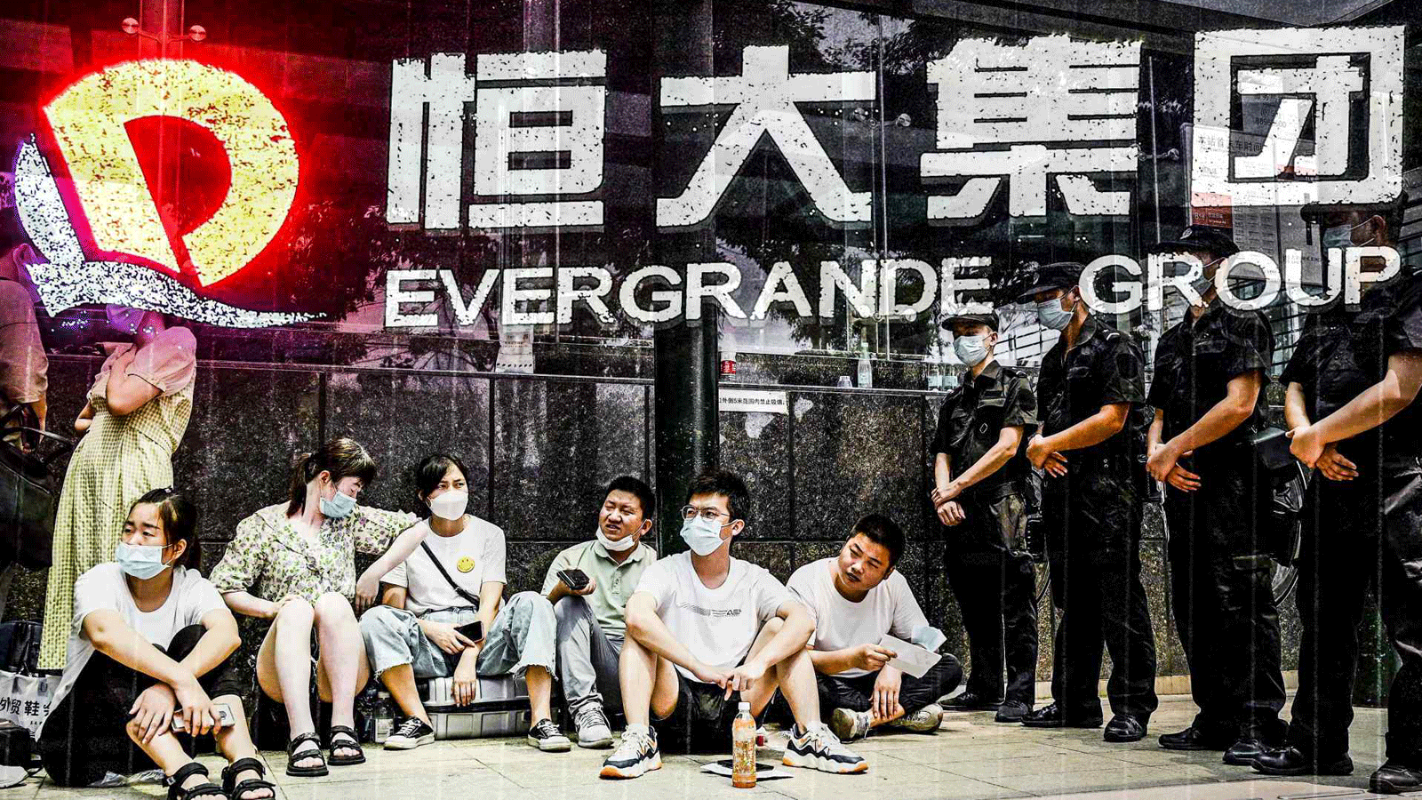 المستثمرون أمام مقر Evergrande في مدينة Shenzhen جنوب الصين للمطالبة باستعادة أموالهم