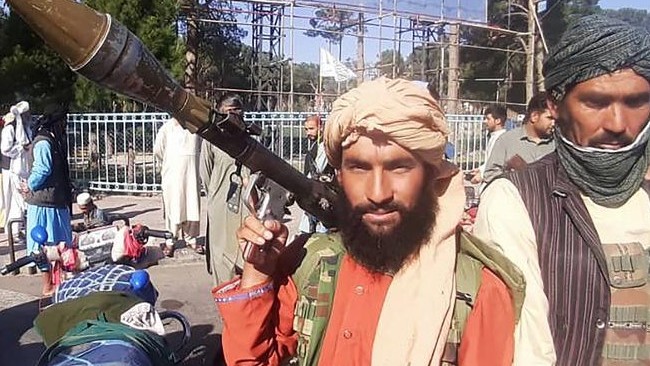 عنصر طالباني مدجج في مدينة هرات