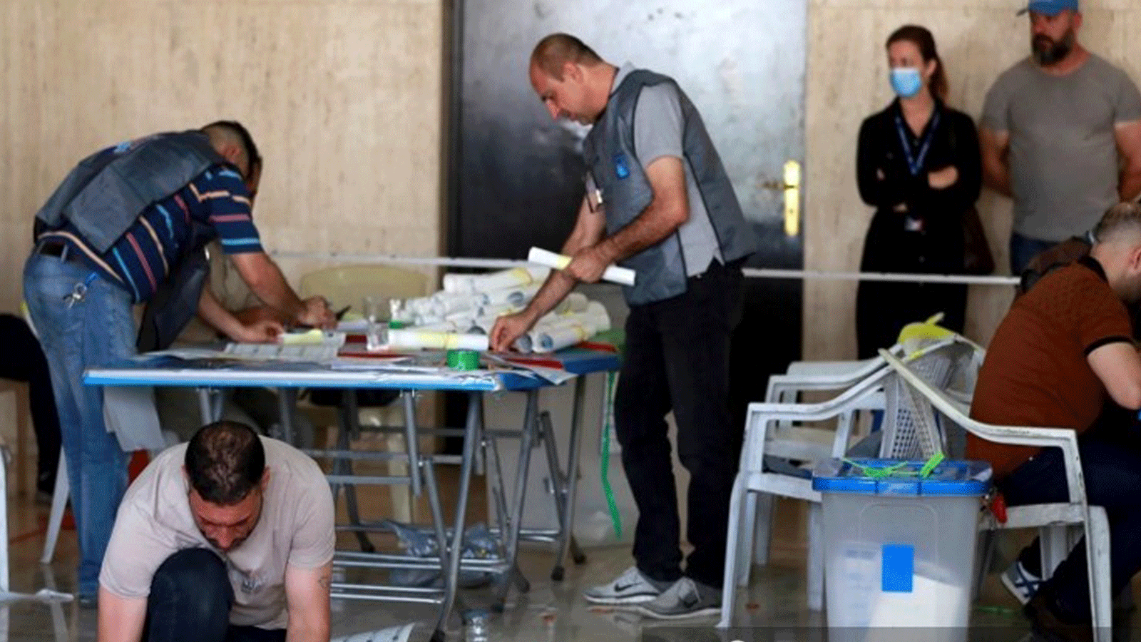 عمليات العد اليدوي لاصوات الناخبين العراقيين. 30 تشرين أول/ أكتوبر 2021 