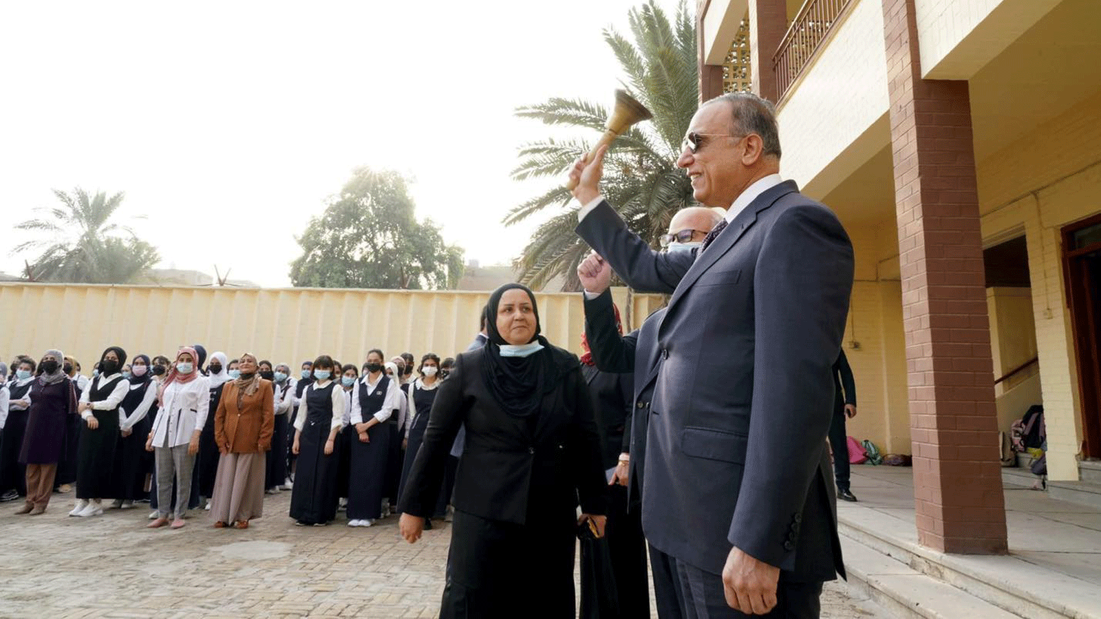 الكاظمي معلنا الاثنين من ثانوية العقيدة للبنات في بغداد عن بدء العام الدراسي الجديد في البلاد 1تشرين الثاني/نوفمبر 2021 (رئاسة الحكومة)