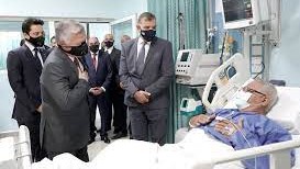 عبدالله الثاني خلال زيارته لأحد مرضى مستشفى الحسين في السلط 