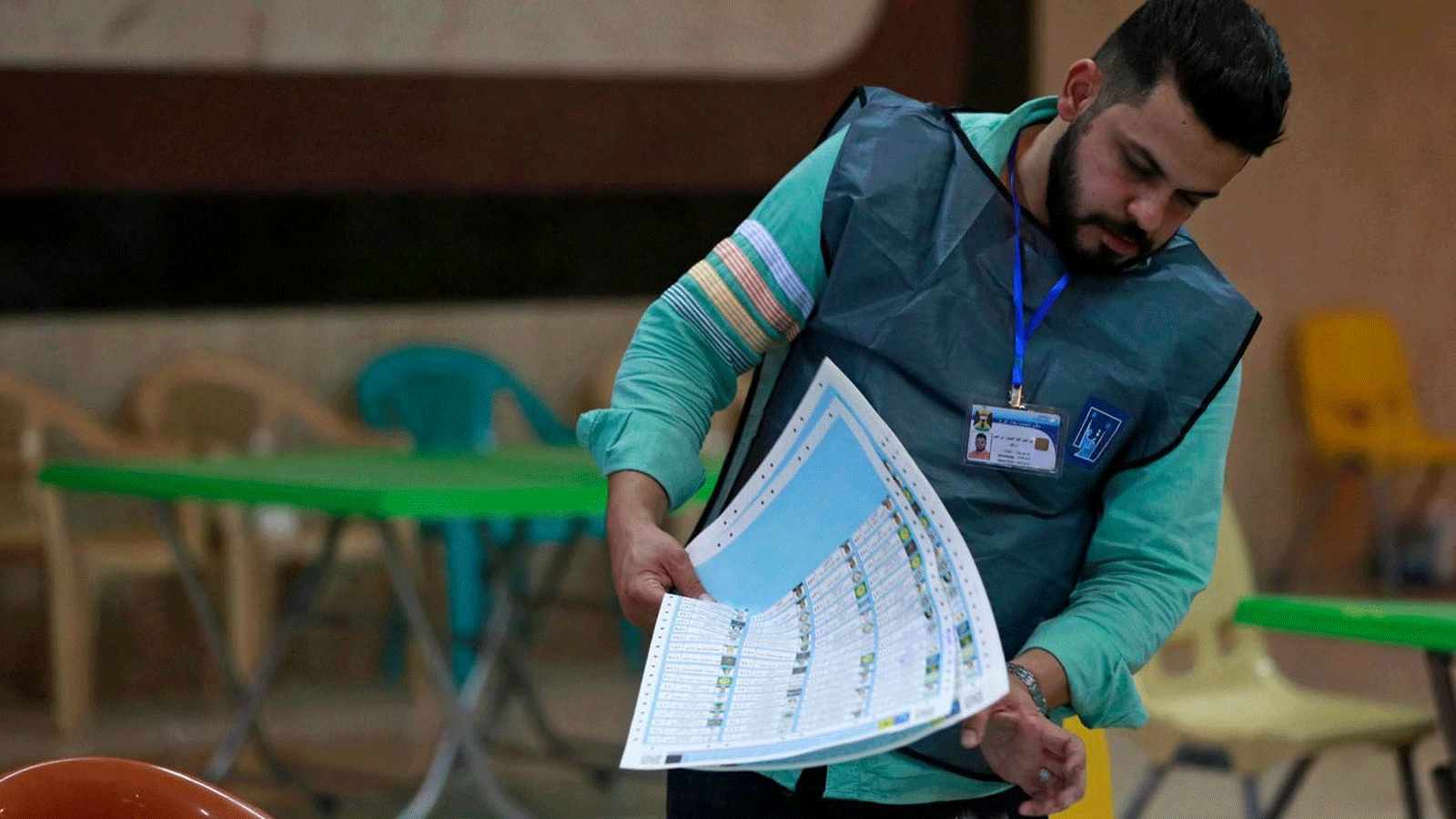 تواصلت اليوم الاربعاء 3 تشرين الثاني/نوفمبر2021 عمليات عد أصوات الناخبين العراقيين (أ ف ب)