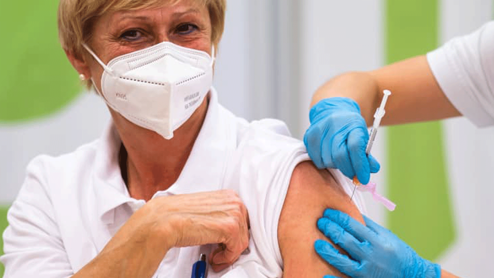 العاملون في المجال الطبي يتلقون لقاح فيروس كورونا Pfizer-Biontech Covid-19 في عيادة فافوريتن في فيينا، النمسا. 27 كانون الأول/ديسمبر .