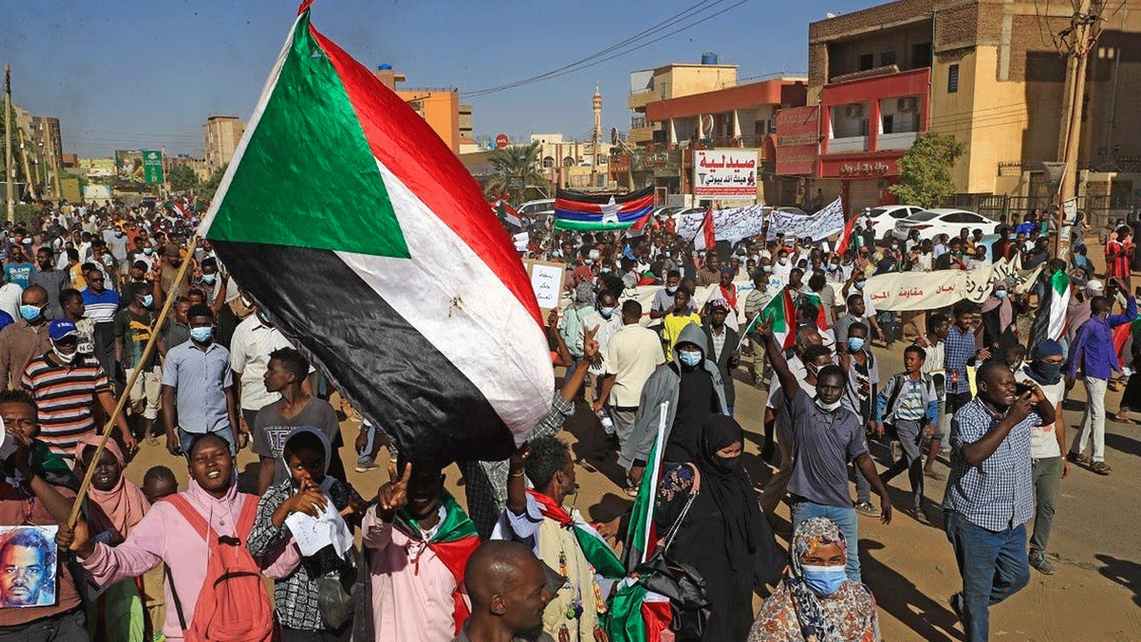 متظاهرون سودانيون يتجمعون في منطقة جبرا المزدحمة جنوب الخرطوم في 25 تشرين الثاني/نوفمبر 2021