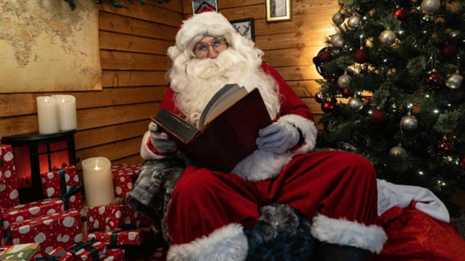 بابا نويل في مغارة ميلادية بشمال لندن. حيث سيتمكن بعض الأطفال من زيارته شخصيًا. 