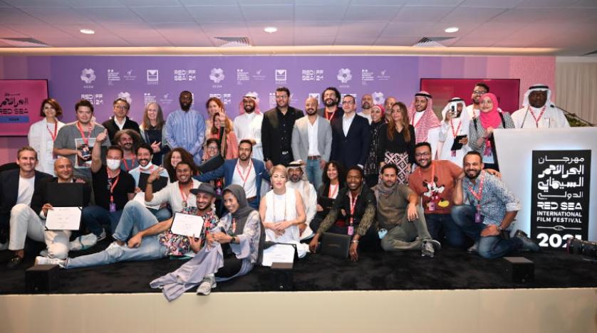 صورة جماعية للفائزين بجوائز سوق مهرجان البحر الأحمر السينمائي الدولي (الشرق الأوسط)